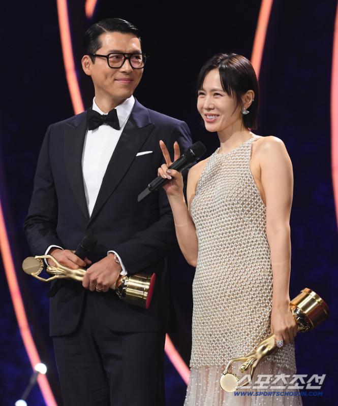 Song Hye Kyo và Son Ye Jin cùng làm một điều, không hổ danh 2 đại mỹ nhân showbiz- Ảnh 3.