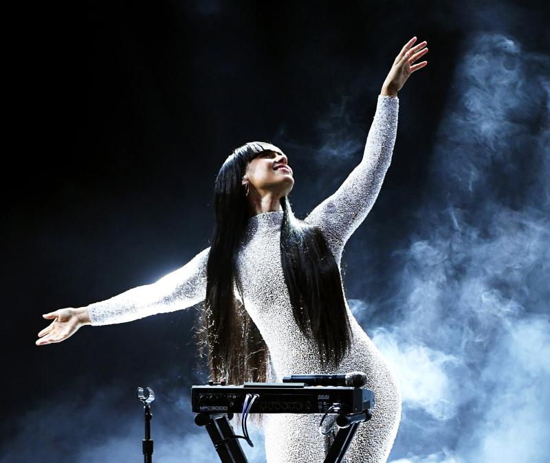 Alicia Keys mang sân khấu “đỉnh thế giới” đến Hà Nội: Giọng hát đẳng cấp đủ để không ai bỏ lỡ 8WONDER Winter 2025- Ảnh 3.