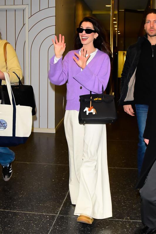 Đẳng cấp thời trang mùa đông của Anne Hathaway: Lên đồ sang trọng với toàn những item cơ bản nhất- Ảnh 8.
