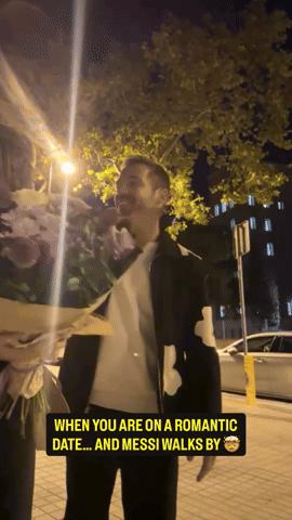 Cặp đôi đang ôm hôn tình tứ thì Messi đi ngang qua, biểu cảm ngẩn ngơ của chàng trai khiến netizen cười ngất- Ảnh 1.