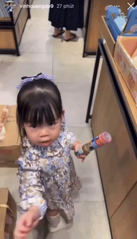 Đỗ Mỹ Linh cùng chồng Chủ tịch đưa con gái đi tiệm sách, lộ chi tiết liên quan chuyện mang bầu lần 2- Ảnh 1.