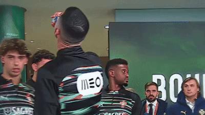 Ronaldo uống nước ngọt có gì mà gây sốc?- Ảnh 2.