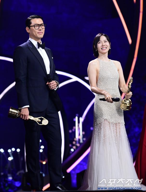"Hyun Bin và Son Ye Jin không biết xấu hổ à?"- Ảnh 1.