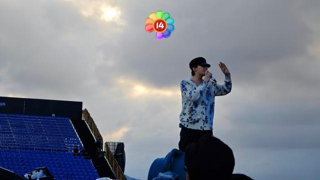 G-DRAGON cởi áo diễn kết màn, biển fanchant 