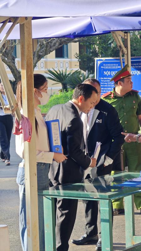 Mẹ Thuỳ Tiên ngồi lặng lẽ chờ phiên toà xét xử- Ảnh 4.