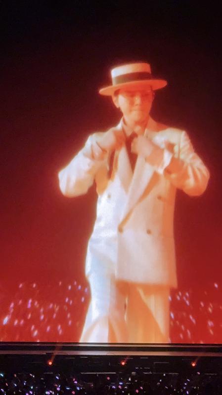 G-DRAGON cởi áo diễn kết màn, biển fanchant 
