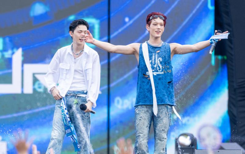 Jay Park "đốt cháy" WATERBOMB D-2 với cơ bụng "tiền tỷ", Chi Pu - B.I gây sốc visual với màn kết hợp chưa từng có- Ảnh 75.