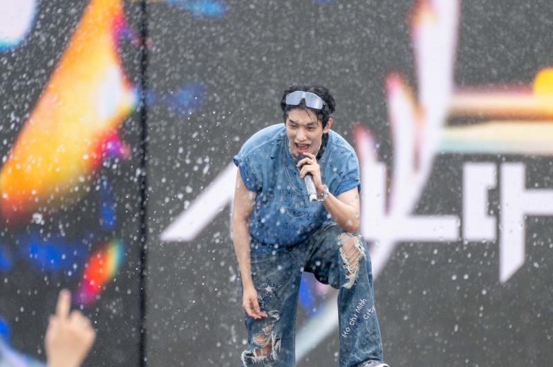 Jay Park "đốt cháy" WATERBOMB D-2 với cơ bụng "tiền tỷ", Chi Pu - B.I gây sốc visual với màn kết hợp chưa từng có- Ảnh 77.
