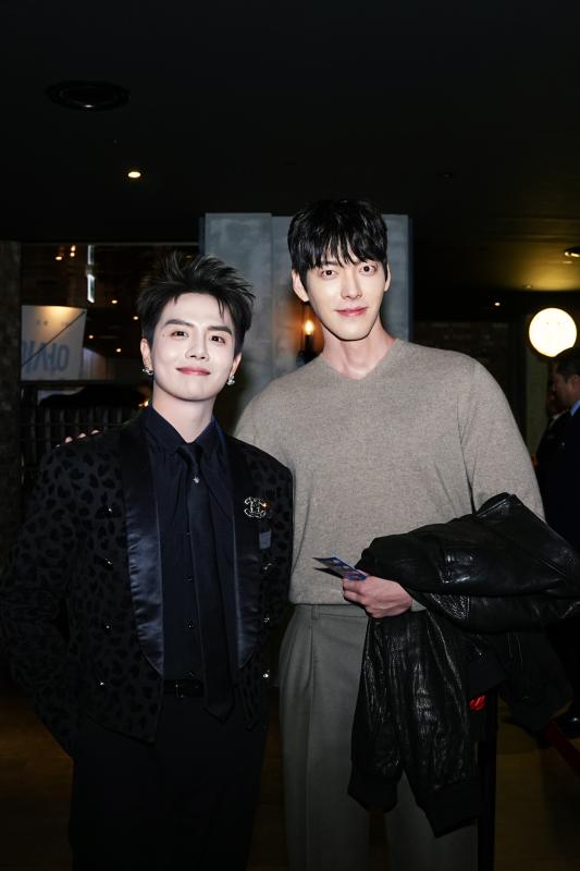 Sao nam Vbiz này quá xịn: Được Lee Kwang Soo ôm chằm, hết gặp Kim Woo Bin rồi ăn tối với thành viên EXO- Ảnh 2. Sao nam Vbiz này quá xịn: Được Lee Kwang Soo ôm chằm, hết gặp Kim Woo Bin rồi ăn tối với thành viên EXO- Ảnh 2.