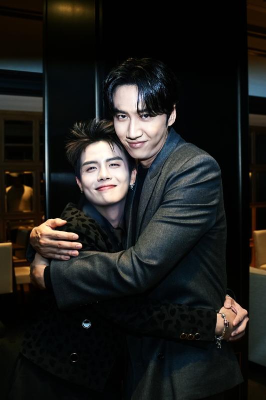 Sao nam Vbiz này quá xịn: Được Lee Kwang Soo ôm chằm, hết gặp Kim Woo Bin rồi ăn tối với thành viên EXO- Ảnh 1. Sao nam Vbiz này quá xịn: Được Lee Kwang Soo ôm chằm, hết gặp Kim Woo Bin rồi ăn tối với thành viên EXO- Ảnh 1.