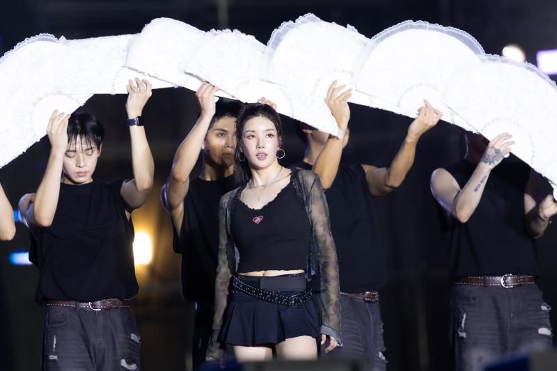 Bi Rain đây rồi: Nam thần U50 cả visual - body đều đẹp đỉnh, cởi áo khoe múi tân binh theo không kịp- Ảnh 38.