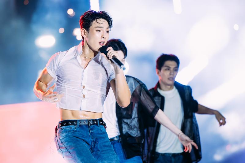 Bi Rain đây rồi: Nam thần U50 cả visual - body đều đẹp đỉnh, cởi áo khoe múi tân binh theo không kịp- Ảnh 26.