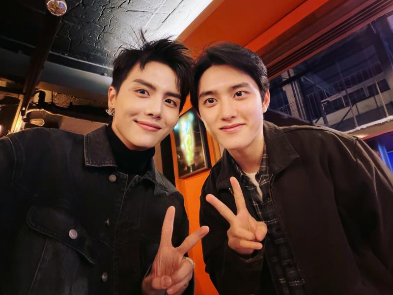 Sao nam Vbiz này quá xịn: Được Lee Kwang Soo ôm chằm, hết gặp Kim Woo Bin rồi ăn tối với thành viên EXO- Ảnh 5. Sao nam Vbiz này quá xịn: Được Lee Kwang Soo ôm chằm, hết gặp Kim Woo Bin rồi ăn tối với thành viên EXO- Ảnh 5.