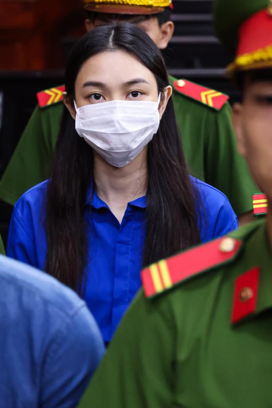 Mẹ Thuỳ Tiên ngồi lặng lẽ chờ phiên toà xét xử- Ảnh 8.