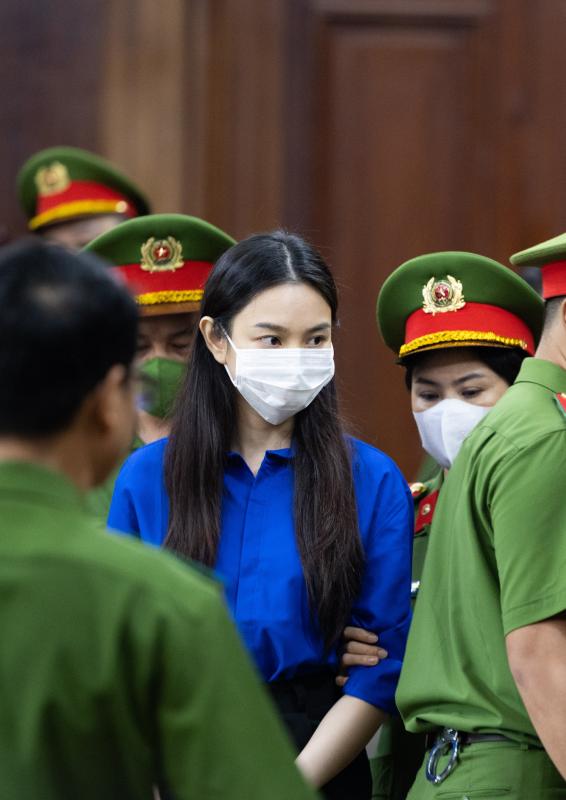 Thuỳ Tiên cởi bỏ khẩu trang, nở nụ cười hiếm hoi sau 6 tháng tạm giam!- Ảnh 3.