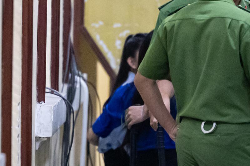Mẹ Thùy Tiên gục khóc, con gái vẫy tay chào sau khi nghe tòa tuyên án 2 năm tù- Ảnh 3.