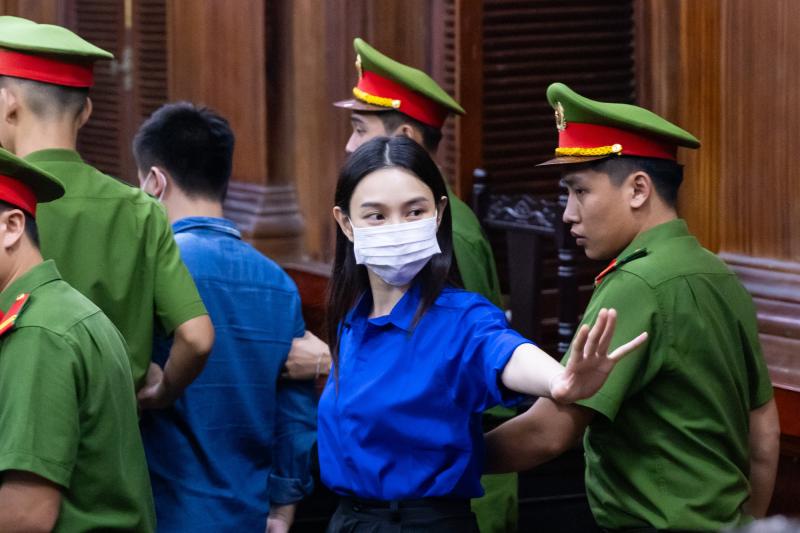Mẹ Thùy Tiên gục khóc, con gái vẫy tay chào sau khi nghe tòa tuyên án 2 năm tù- Ảnh 1.