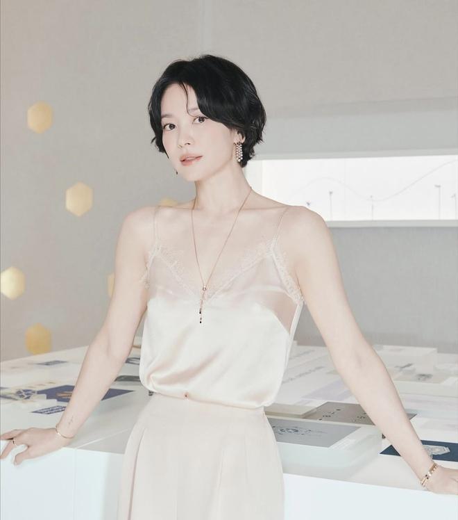 Hoá ra Song Hye Kyo làm tomboy đẹp thế này- Ảnh 7. Hoá ra Song Hye Kyo làm tomboy đẹp thế này- Ảnh 7.
