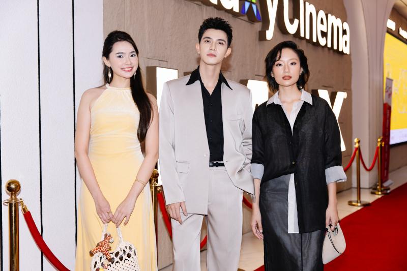 Thảm đỏ HOT nhất hôm nay: Cổ Thiên Lạc đẹp ngời ngời giữa biển người hâm mộ, 1 mỹ nhân trắng phát sáng chiếm sạch spotlight- Ảnh 10.