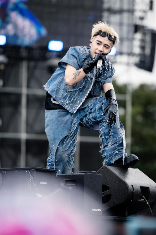 Jay Park "đốt cháy" WATERBOMB D-2 với cơ bụng "tiền tỷ", Chi Pu - B.I gây sốc visual với màn kết hợp chưa từng có- Ảnh 60.