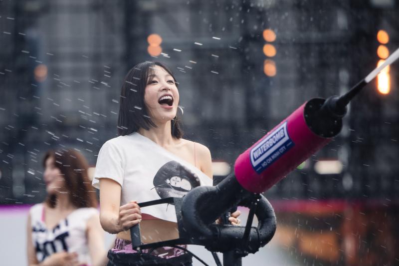 Jay Park "đốt cháy" WATERBOMB D-2 với cơ bụng "tiền tỷ", Chi Pu - B.I gây sốc visual với màn kết hợp chưa từng có- Ảnh 52.