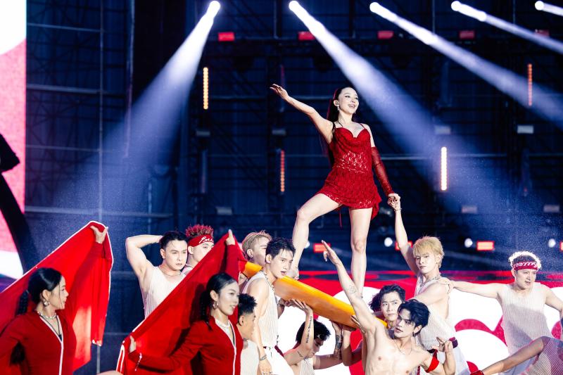 Hai mặt của Tóc Tiên: Khoe body “khét lẹt” nhảy nóng bỏng với dancer nam, lúc hát về tình cũ thì “quằn quại”- Ảnh 2.
