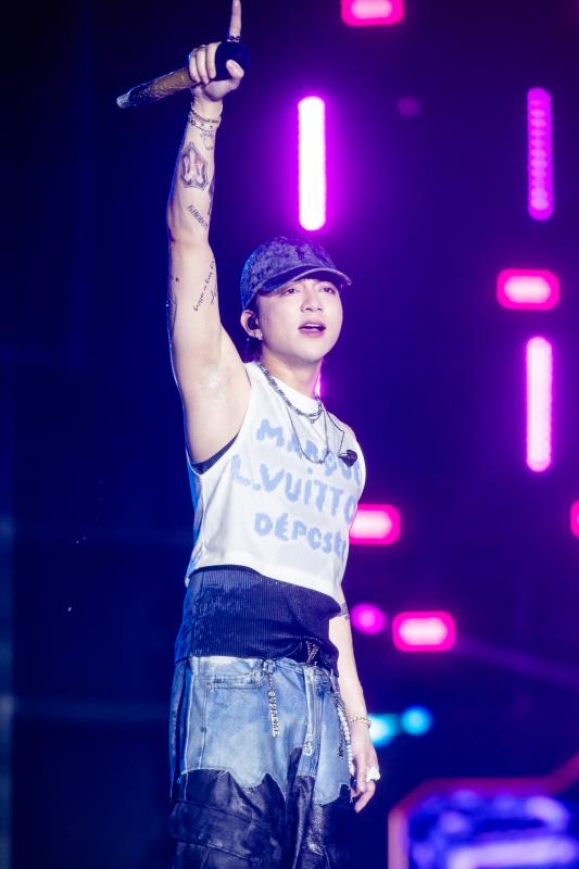 Jay Park "đốt cháy" WATERBOMB D-2 với cơ bụng "tiền tỷ", Chi Pu - B.I gây sốc visual với màn kết hợp chưa từng có- Ảnh 11.