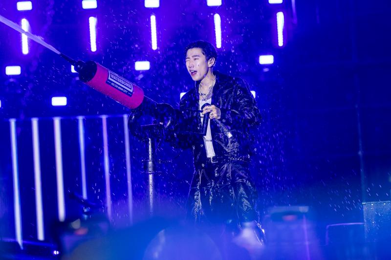 Jay Park "đốt cháy" WATERBOMB D-2 với cơ bụng "tiền tỷ", Chi Pu - B.I gây sốc visual với màn kết hợp chưa từng có- Ảnh 8.