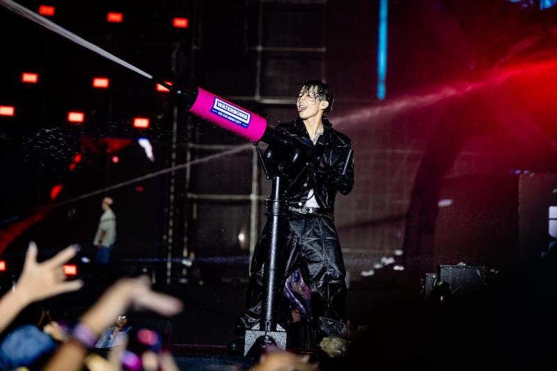 Jay Park "đốt cháy" WATERBOMB D-2 với cơ bụng "tiền tỷ", Chi Pu - B.I gây sốc visual với màn kết hợp chưa từng có- Ảnh 6.
