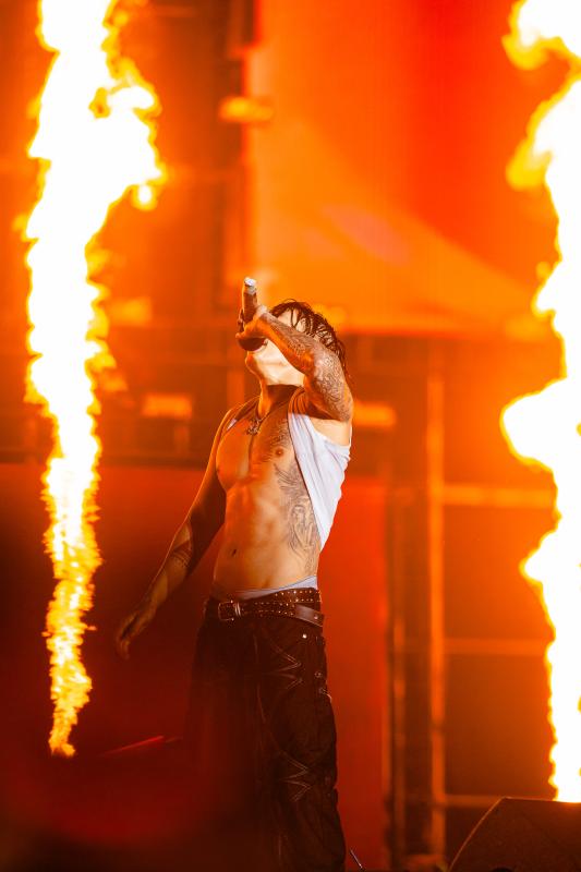 Jay Park "đốt cháy" WATERBOMB D-2 với cơ bụng "tiền tỷ", Chi Pu - B.I gây sốc visual với màn kết hợp chưa từng có- Ảnh 2.