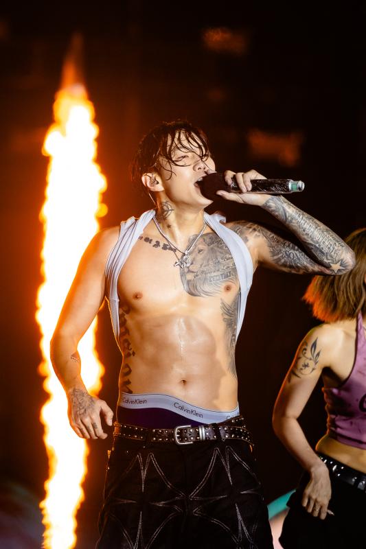 Jay Park "đốt cháy" WATERBOMB D-2 với cơ bụng "tiền tỷ", Chi Pu - B.I gây sốc visual với màn kết hợp chưa từng có- Ảnh 1.