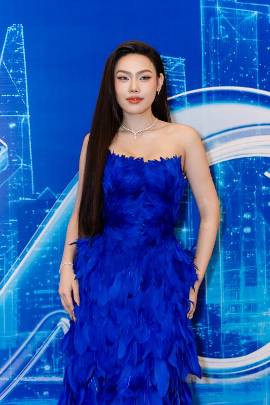 Lý Nhã Kỳ khoe vòng 1 