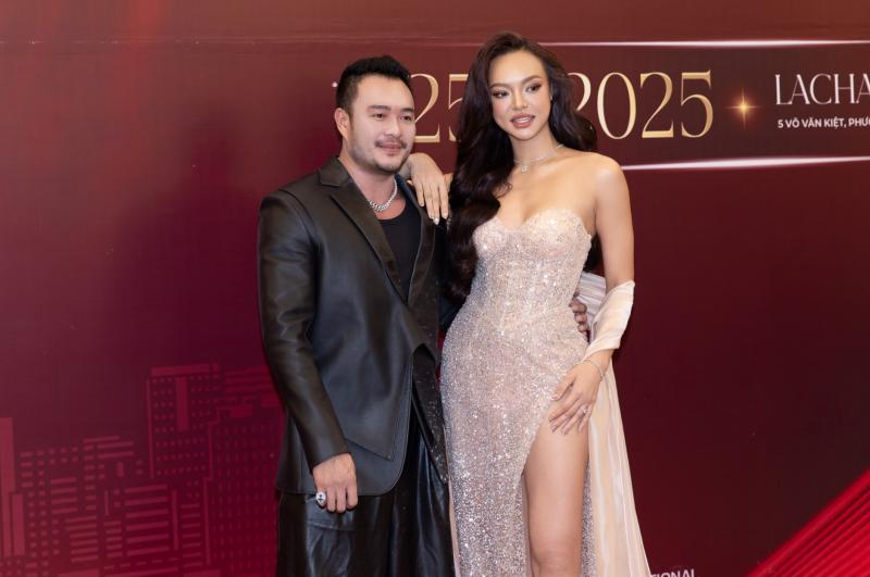 Mai Ngô khoe vòng 1 nóng bỏng, trổ tài 