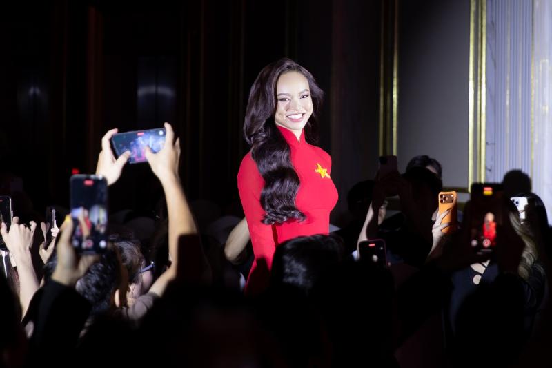Mai Ngô khoe vòng 1 nóng bỏng, trổ tài 