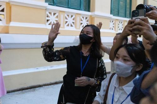 Mẹ Thùy Tiên gục khóc, con gái vẫy tay chào sau khi nghe tòa tuyên án 2 năm tù- Ảnh 6.
