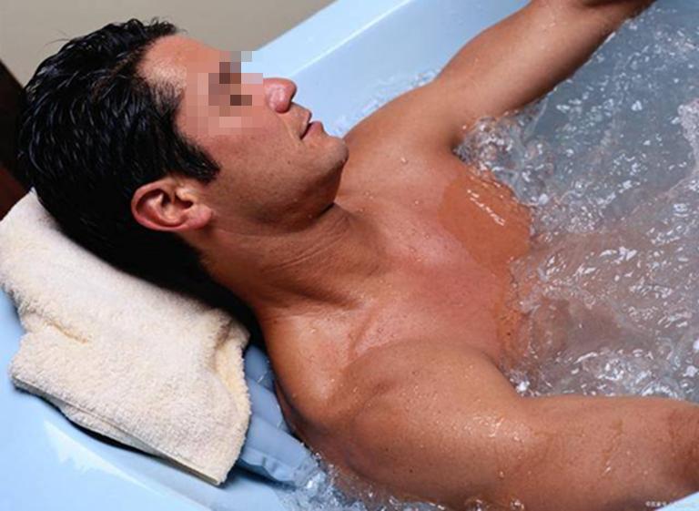 Người đàn ông 51 tuổi đột quỵ khi đang tắm, bác sĩ cảnh báo 3 thói quen tắm "chết người"- Ảnh 1.