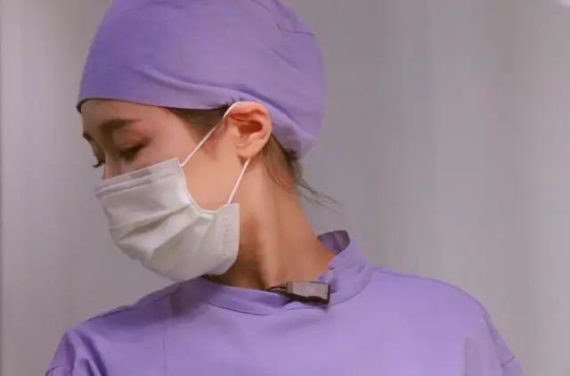 Nữ sinh điều dưỡng dùng 6 chai cồn cọ rửa chân suốt 2 tiếng mỗi đêm, nguyên nhân là...- Ảnh 1.