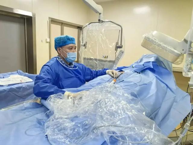 Mở gói hàng mua online, người phụ nữ ngã ngửa xuống đất- Ảnh 2.