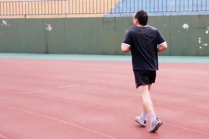 Người đàn ông 66 tuổi chạy bộ 40 phút mỗi ngày, 2 năm sau kết quả khiến bác sĩ "ngã ngửa"- Ảnh 1.
