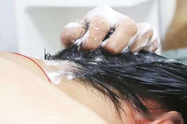 Tại sao không nên gội đầu trước khi tắm?- Ảnh 1.