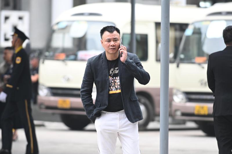 Lễ viếng mẹ Tuấn Hưng: Nam ca sĩ khóc mắt sưng húp, nghệ sĩ Tự Long - Bằng Kiều và dàn sao Việt lặng lẽ đến chia buồn- Ảnh 6.