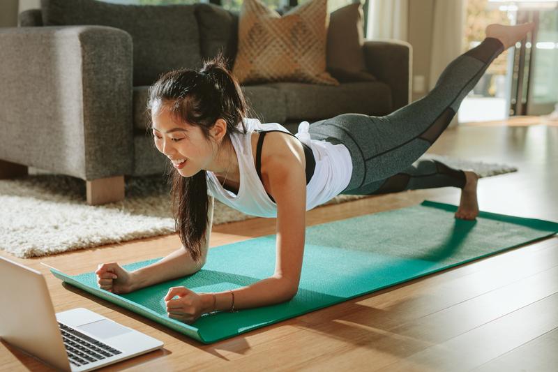Tập gym theo video trên mạng, người phụ nữ "xém" thoát vị đĩa đệm- Ảnh 1.