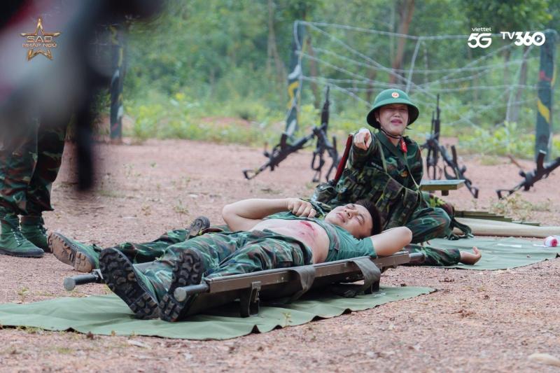 Sao Nhập Ngũ 2025 tập 14: “Quân y” Diệu Nhi, Hậu Hoàng hoảng loạn khi thấy thương binh kêu cứu- Ảnh 2.