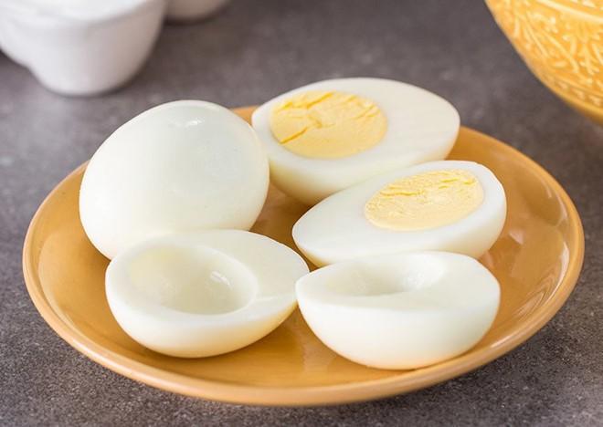 Bộ phận siêu giàu collagen của quả trứng: Đem trộn với mật ong sẽ thành "thần dược" giúp da căng bóng, giảm mụn- Ảnh 1.