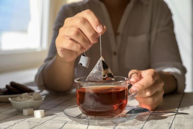 2 loại nước chứa đầy hạt vi nhựa nhưng người Việt lại thích, đa số uống mỗi ngày- Ảnh 1.