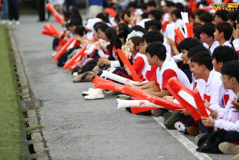 Cầu thủ Lào tỏ tình trên sân, HLV Bồ Đào Nha “gây sốt”: Giải bóng đá sinh viên 2025 nóng chưa từng thấy!- Ảnh 5.