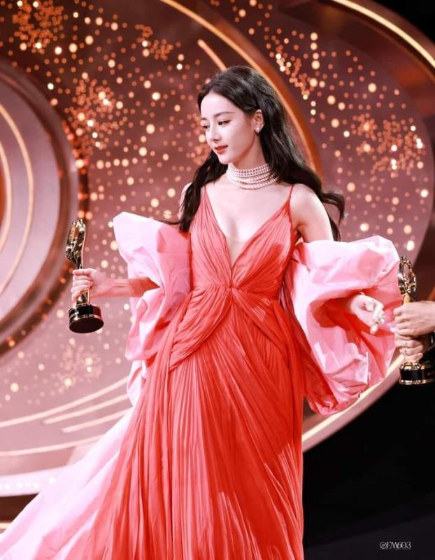 Không ai muốn đứng cạnh Địch Lệ Nhiệt Ba- Ảnh 2.