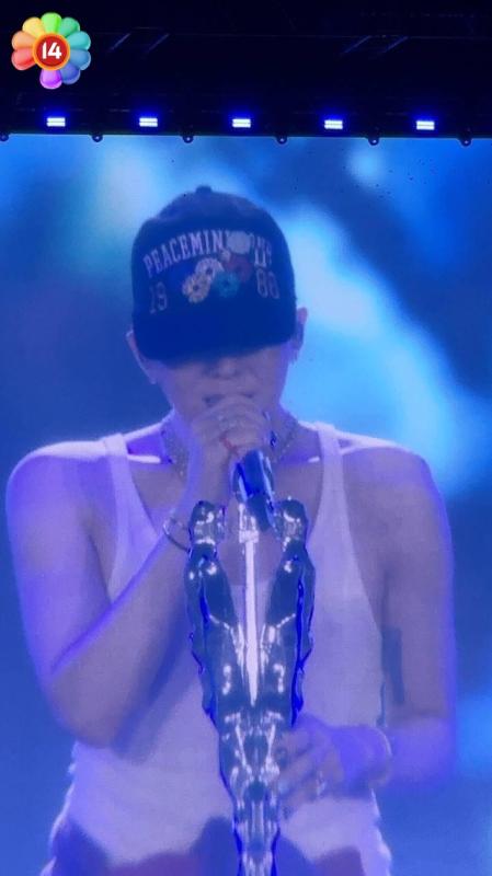 G-DRAGON cởi áo diễn kết màn, biển fanchant 
