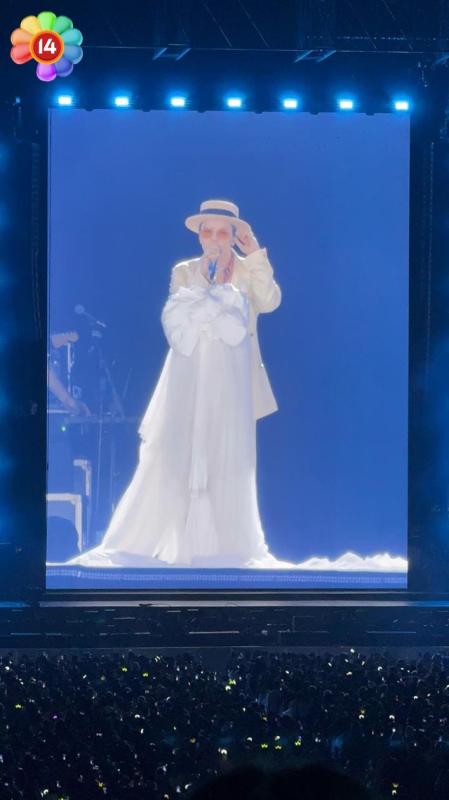 G-DRAGON cởi áo diễn kết màn, biển fanchant 