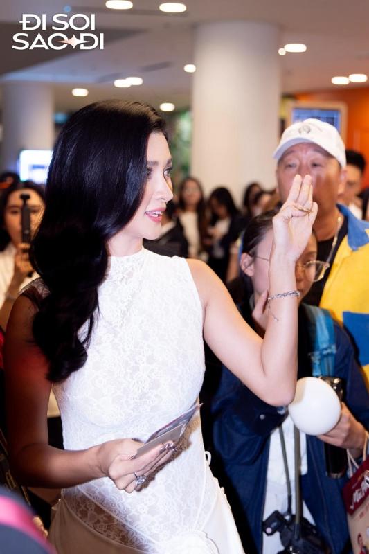 Thảm đỏ HOT nhất hôm nay: Kim Tuyến đẹp đến nỗi bị fan vây kín, một mỹ nhân Genz khoe vòng 1 nóng bỏng mắt- Ảnh 4.